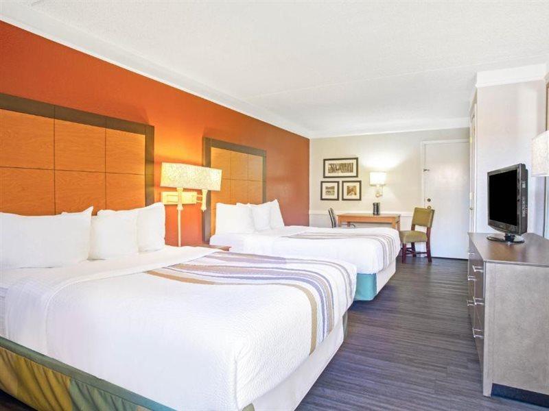 La Quinta Inn By Wyndham Victoria Exteriör bild