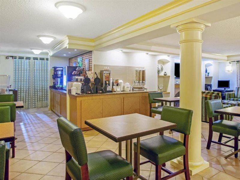 La Quinta Inn By Wyndham Victoria Exteriör bild