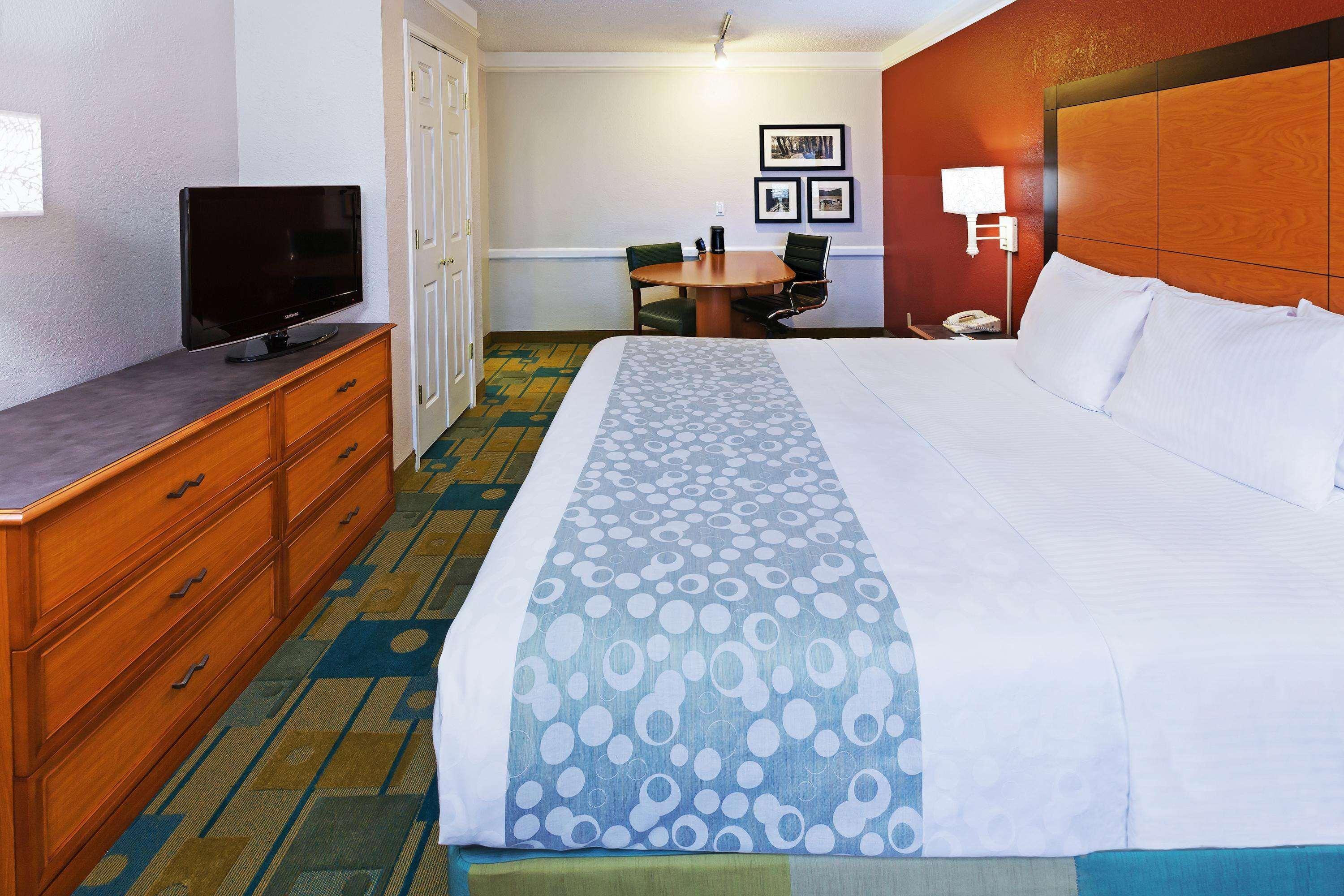 La Quinta Inn By Wyndham Victoria Exteriör bild