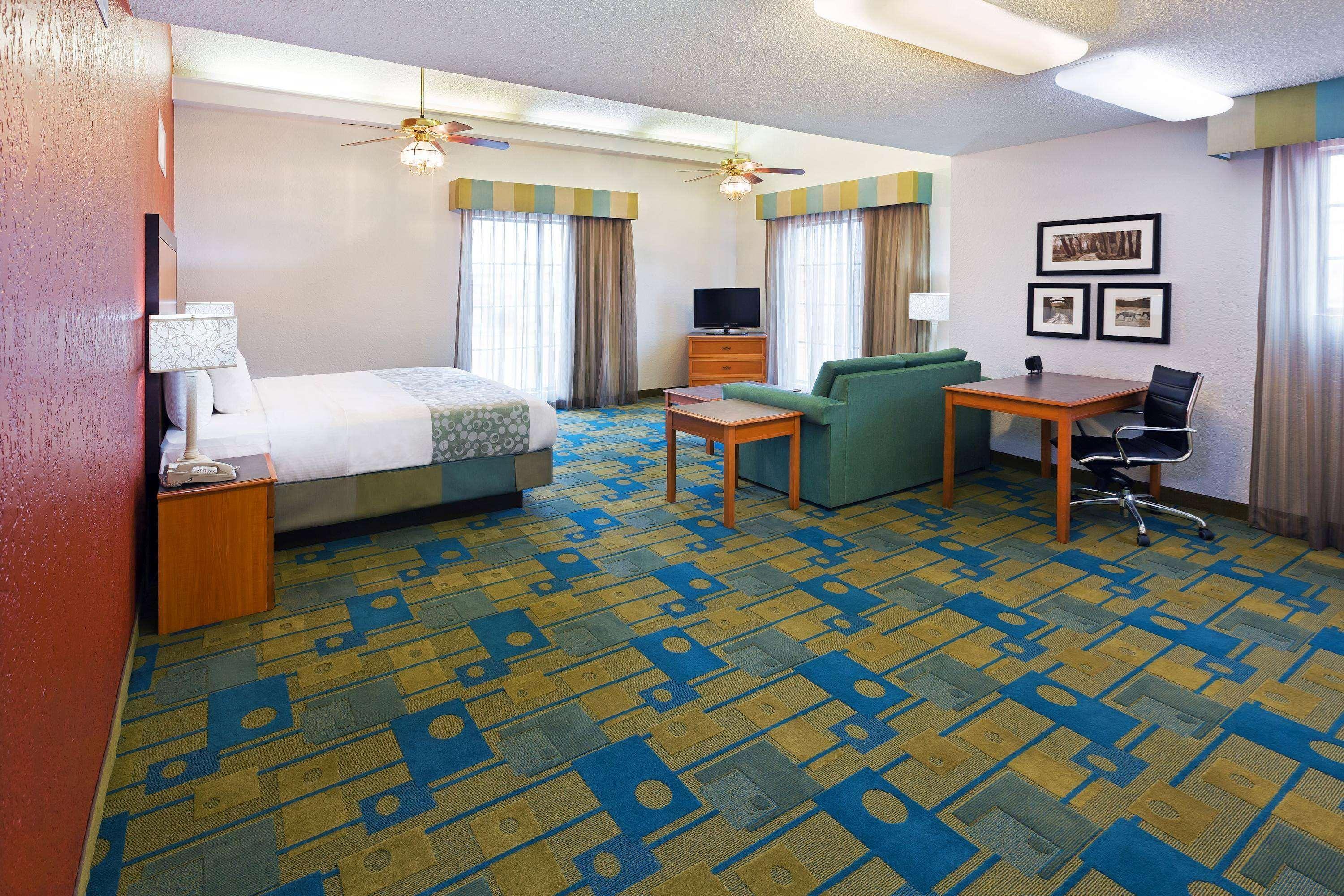 La Quinta Inn By Wyndham Victoria Exteriör bild