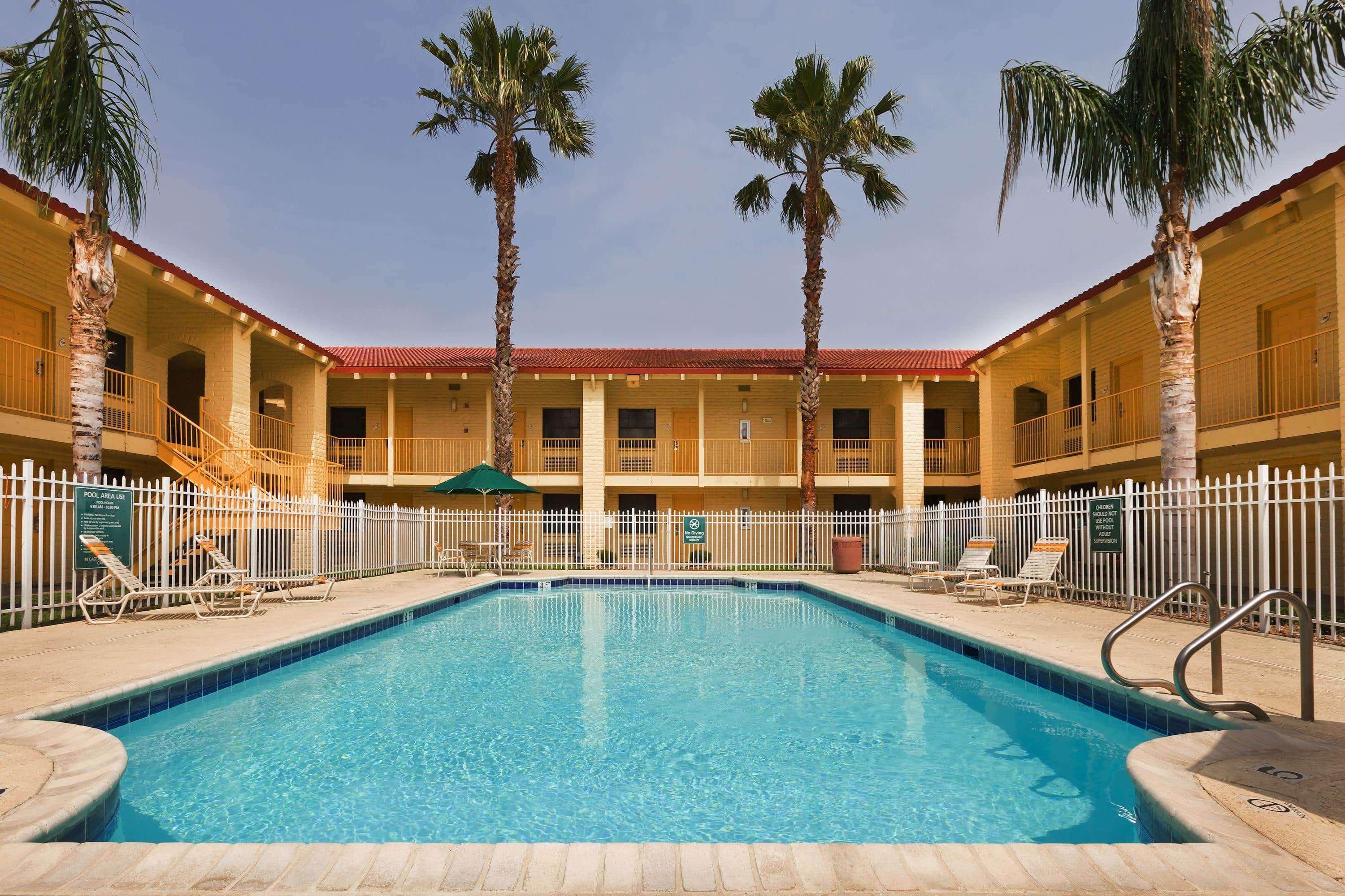 La Quinta Inn By Wyndham Victoria Exteriör bild