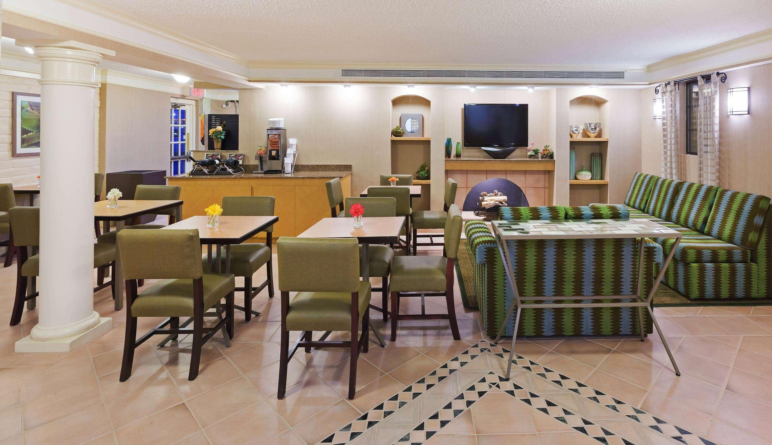 La Quinta Inn By Wyndham Victoria Exteriör bild