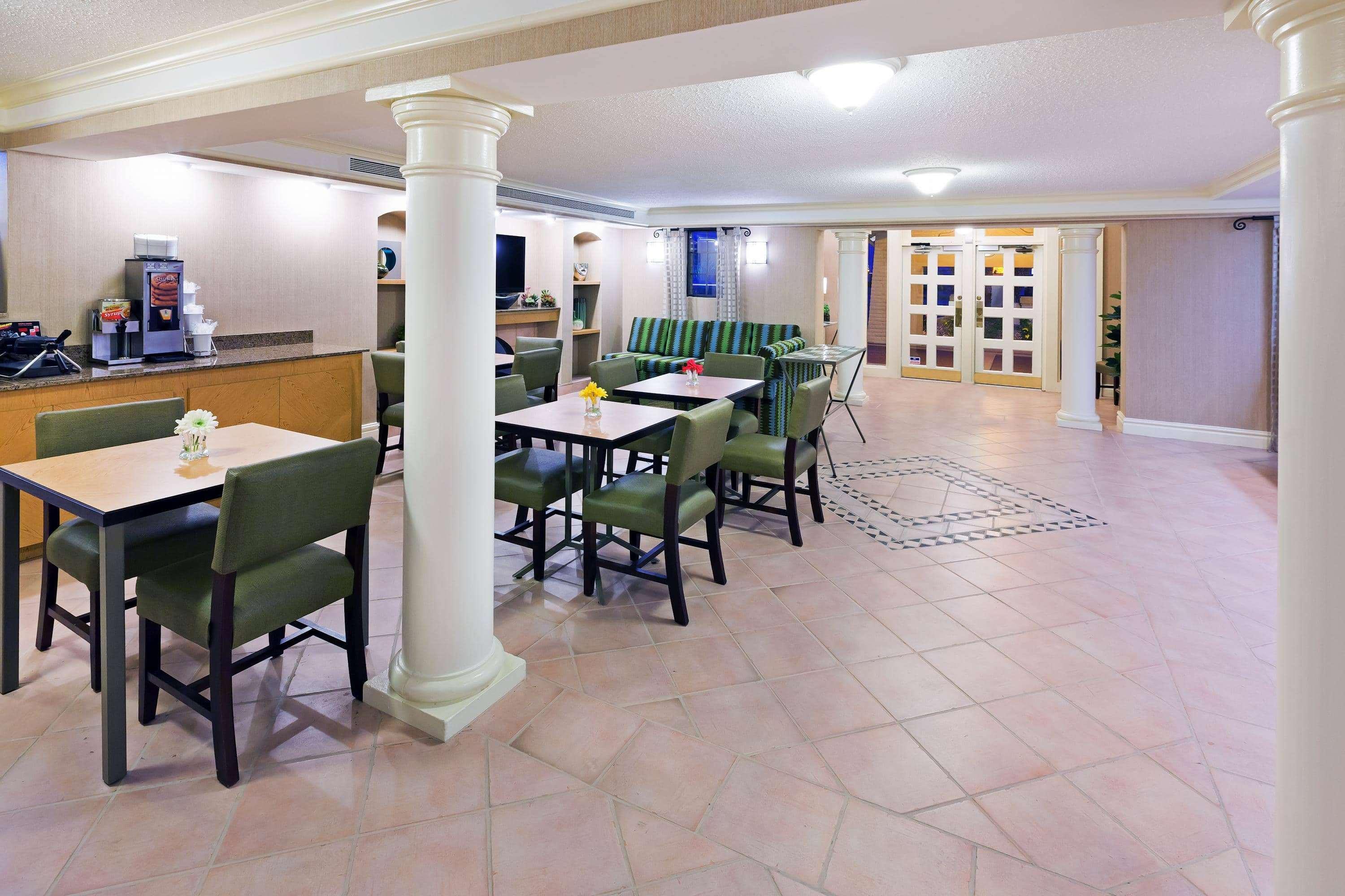 La Quinta Inn By Wyndham Victoria Exteriör bild
