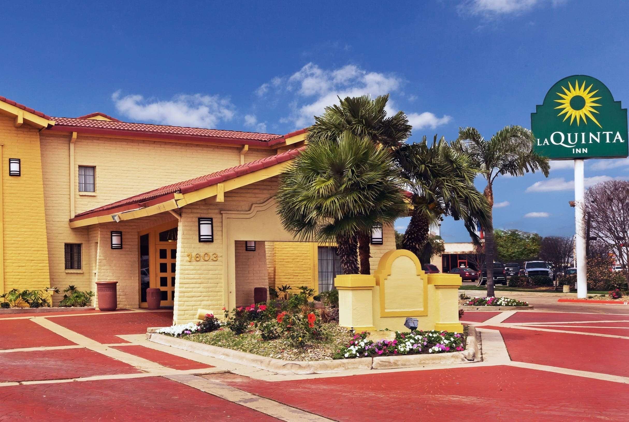 La Quinta Inn By Wyndham Victoria Exteriör bild