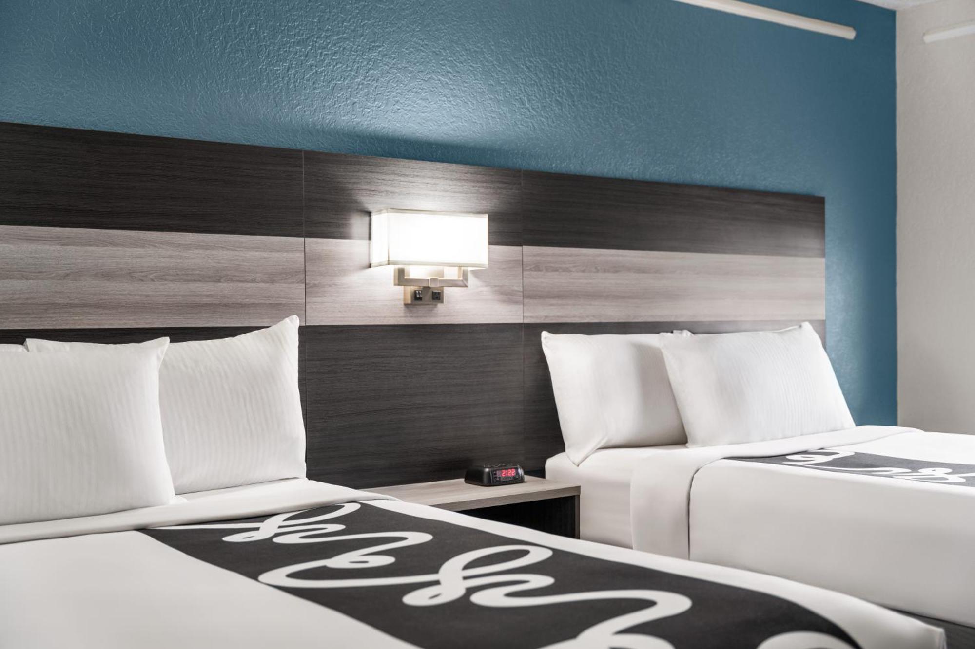 La Quinta Inn By Wyndham Victoria Exteriör bild
