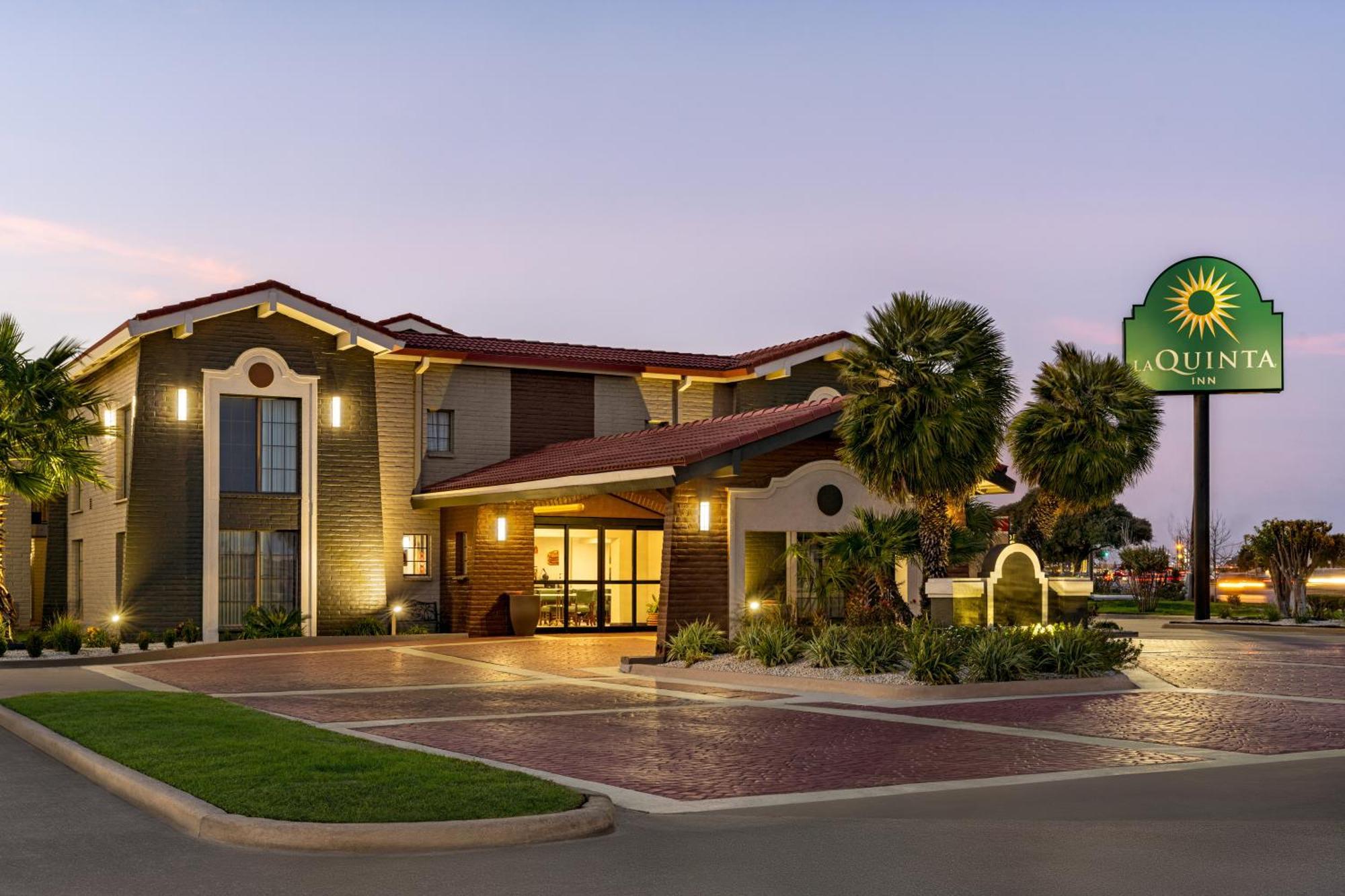 La Quinta Inn By Wyndham Victoria Exteriör bild