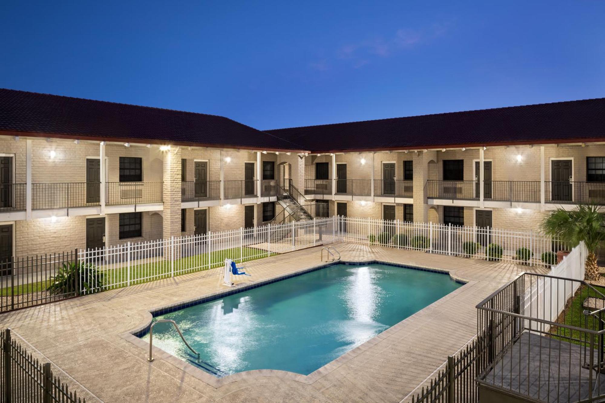 La Quinta Inn By Wyndham Victoria Exteriör bild