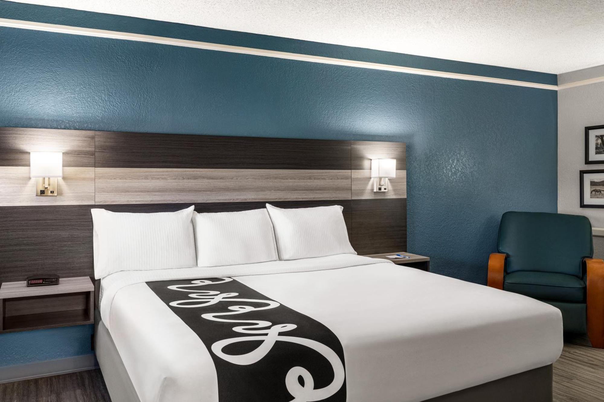 La Quinta Inn By Wyndham Victoria Exteriör bild