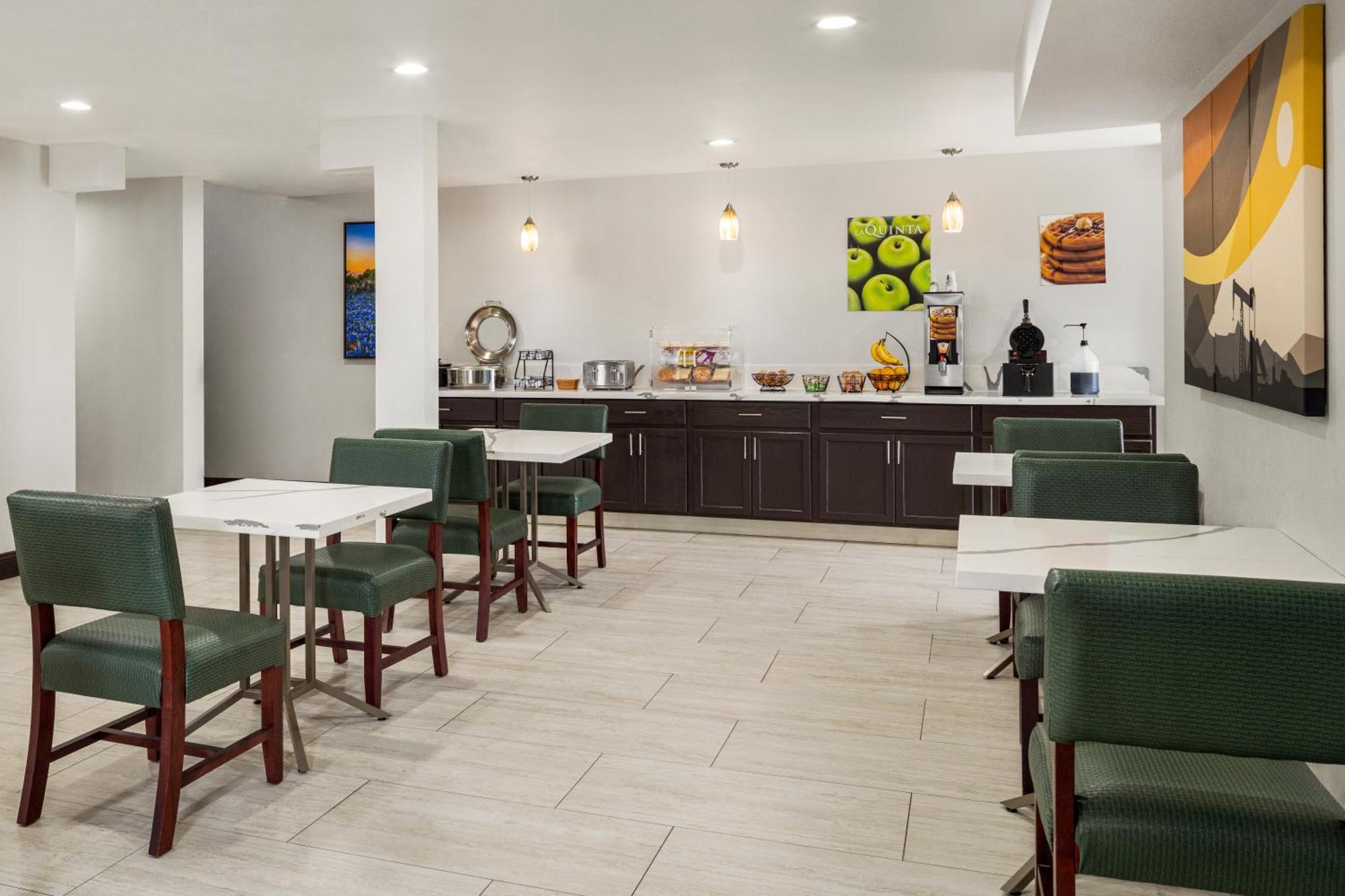 La Quinta Inn By Wyndham Victoria Exteriör bild