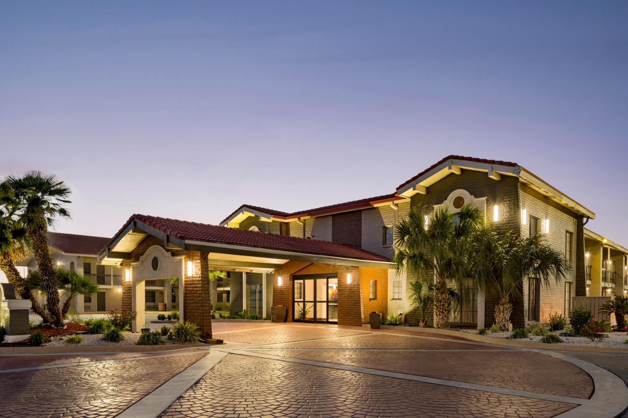 La Quinta Inn By Wyndham Victoria Exteriör bild